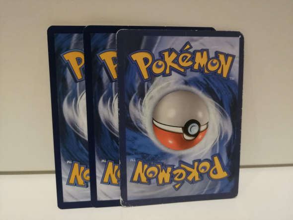 Velikost falešných karet Pokemon